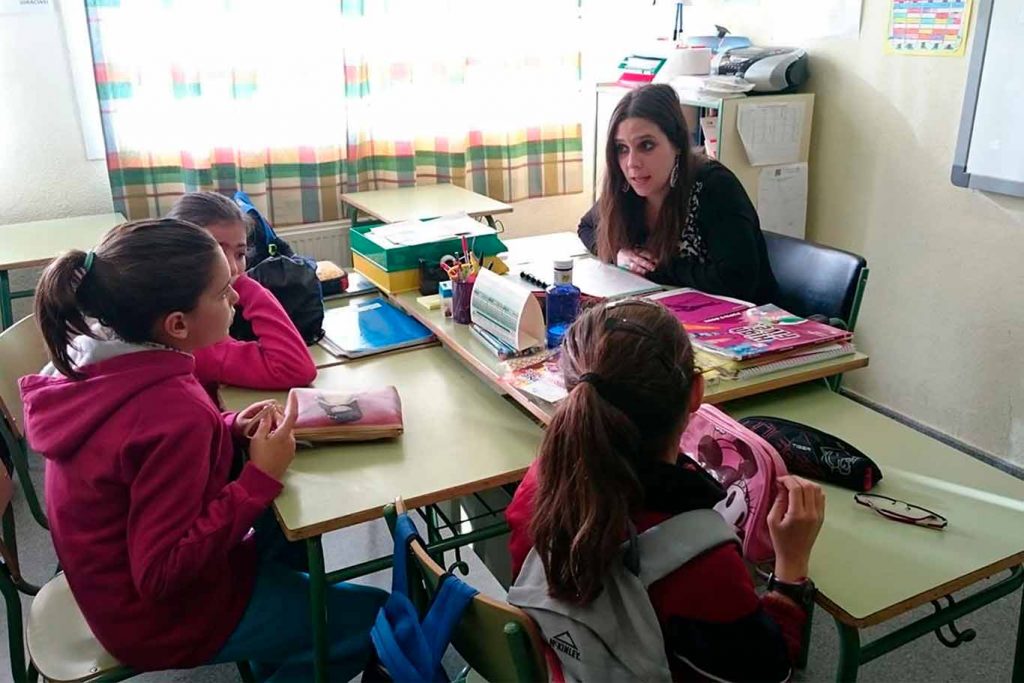 Opositores Optan A Plazas De Maestros En La Comunidad De