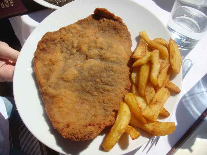 Filete empanado con patatas fritas