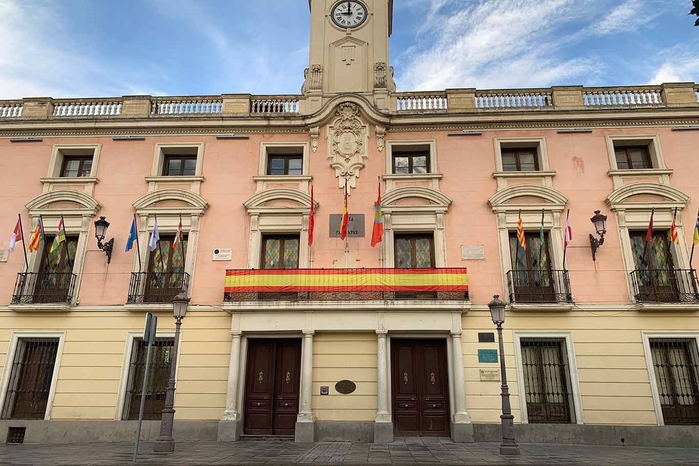 El Ayuntamiento de Alcalá de Henares cuelga la bandera de España ...